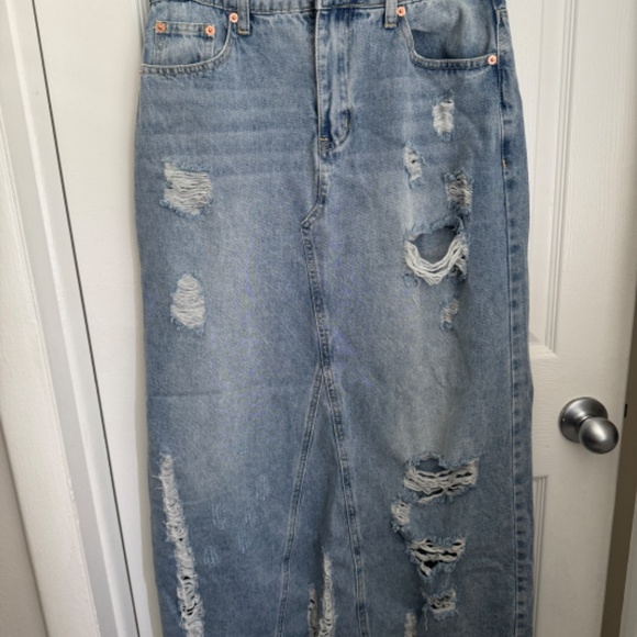 Destroyed denim skirt - Picture 4 of 6